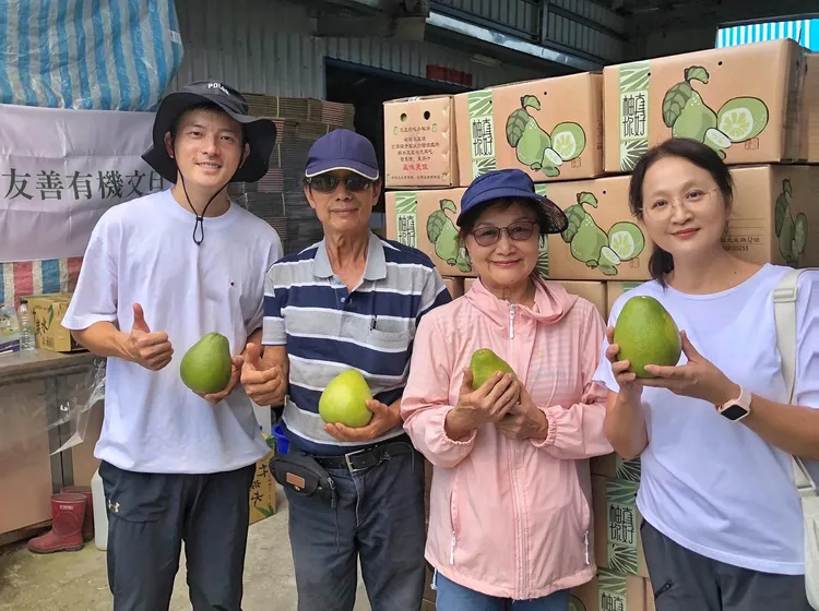 宥勝（左起）和果園主人夫婦、慈濟大學食在永續消費合作社人員一同推薦有機文旦。翻攝宥勝臉書