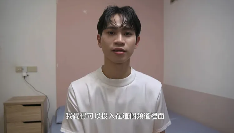 Andy重回當初未成名前的粉紅套房。翻攝Andy的YT