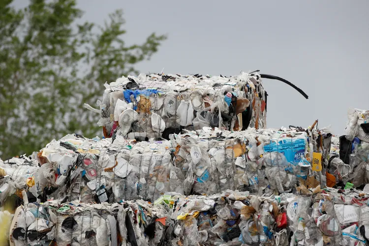 美國塑膠垃圾中只有約5%真正被回收利用。路透社