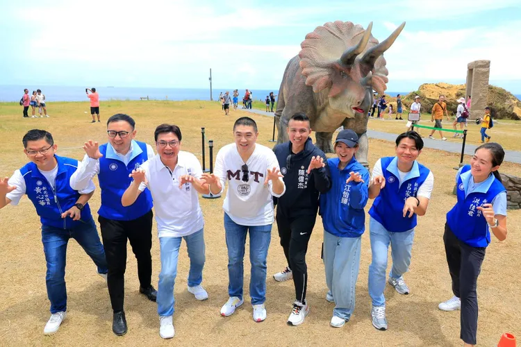 新市副市長劉和然率國民黨立委廖先翔、國民黨新北市議會黨團書記長陳偉杰、新北市議員洪佳君、江怡臻、呂家愷以及黃心華於今（7日）赴基隆潮境公園一同參訪基隆試營運的AR恐龍園區，並力挺基隆市長謝國樑。國民黨基隆市黨部提供