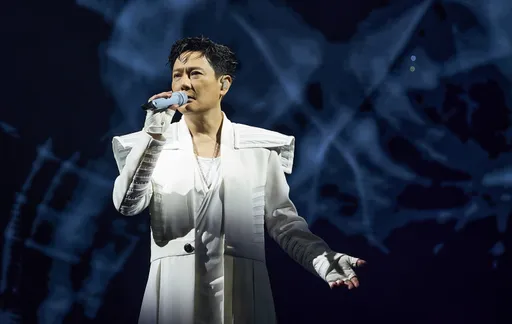 張信哲厲害了!巡演一唱6年 無人機應景排字迎中秋