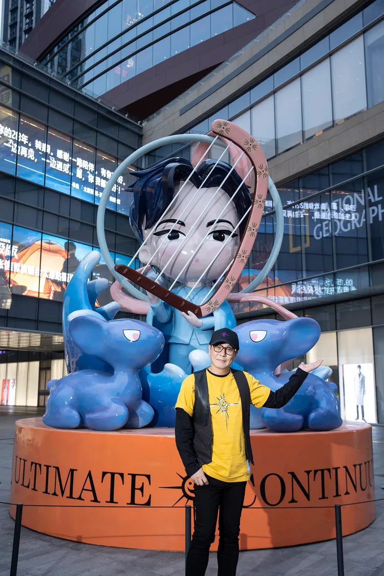 張信哲與自己的大型公仔合影。潮水音樂提供
