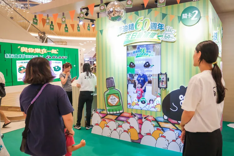 和奧樂雞一起大玩擺頭互動遊戲。業者提供