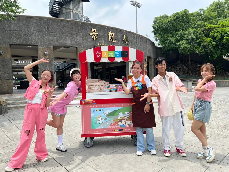 楊繡惠（左起）、籃籃、餅乾達人、阿翔及徐凱希在路上做愛心義賣。民視提供