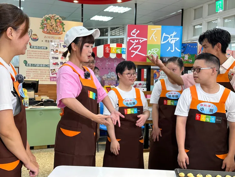籃籃（左一）在唐寶寶教導下，開心做餅乾。民視提供