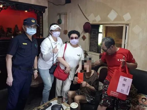 中秋节前夕送暖 新店警关怀独居老人与弱势家庭送物资
