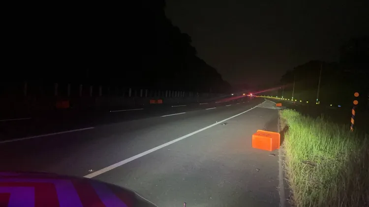 國道3號南向383.5公里(燕巢路段)，有8部小型車撞擊掉落的橡膠水桶。翻攝畫面