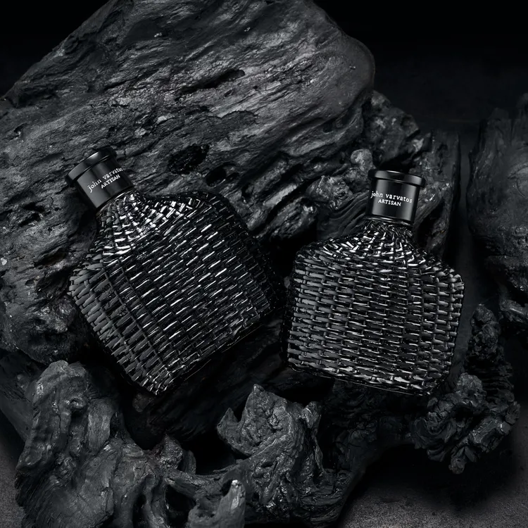 帥氣而大膽的黑色手工編織與漆面瓶身。品牌提供