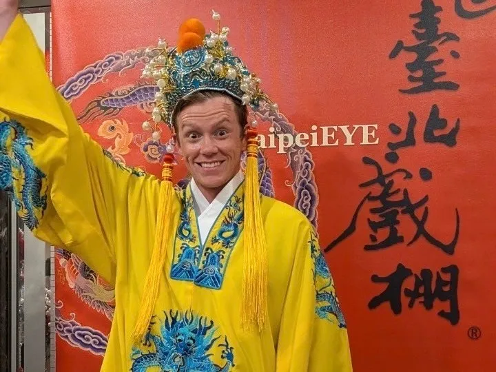 Doug Barnard於台北戲棚欣賞傳統戲曲。北市觀傳局提供