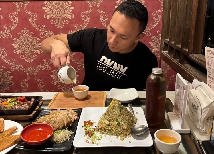 澳洲的IG網紅Josiah Laloh 到貓空體驗茶特色料理。北市觀傳局提供