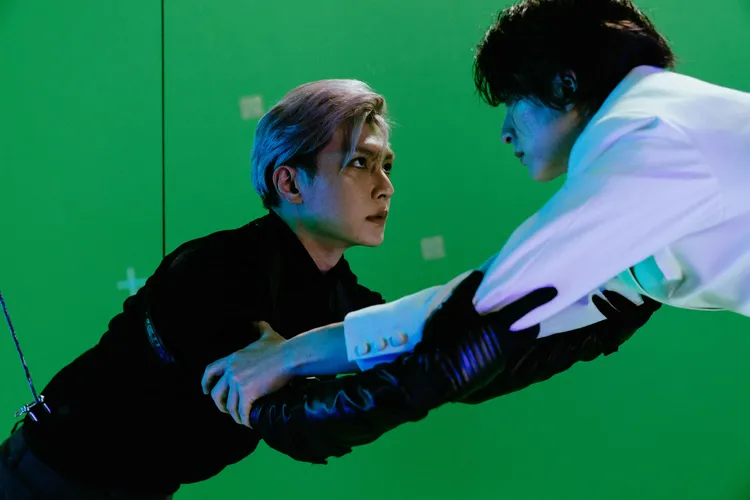 炎亞綸（左）、石知田吊鋼絲拍綠幕特效戲。金禾創意提供