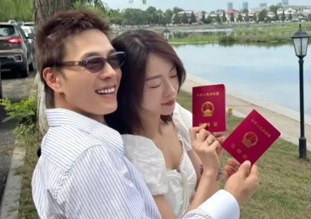 吳謹言與老公拿著結婚證拍照，新郎笑超爽。翻攝是小小黄吖小紅書