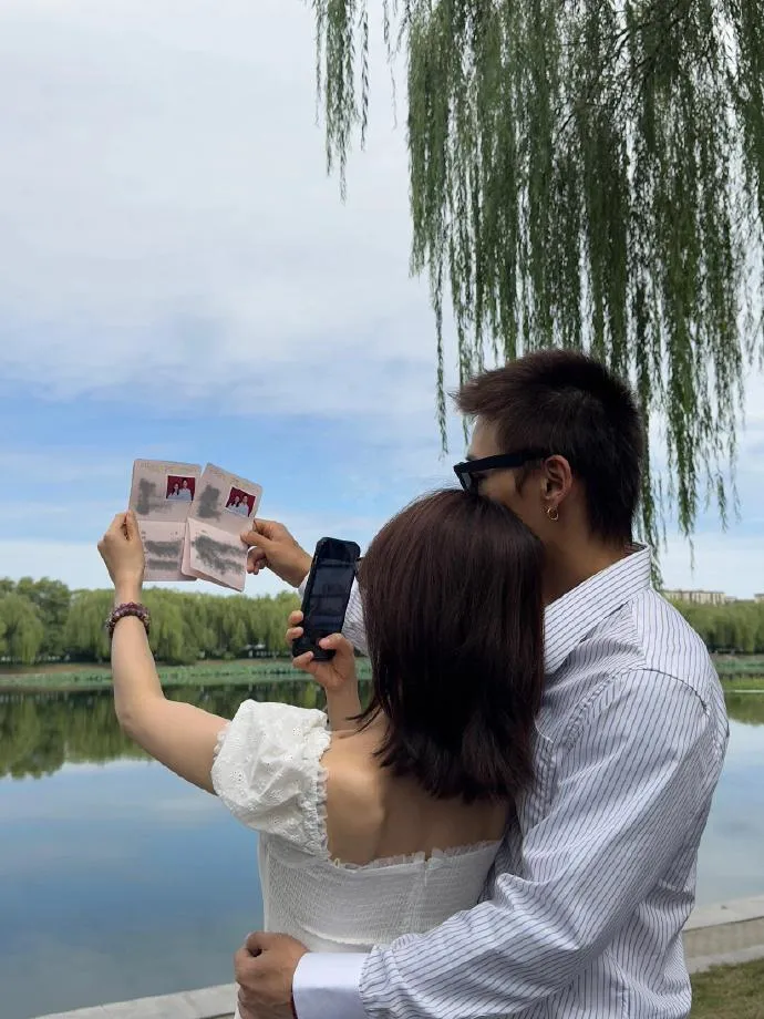 吳謹言與洪堯結婚，連背影也散發粉紅泡泡。翻攝是小小黄吖小紅書