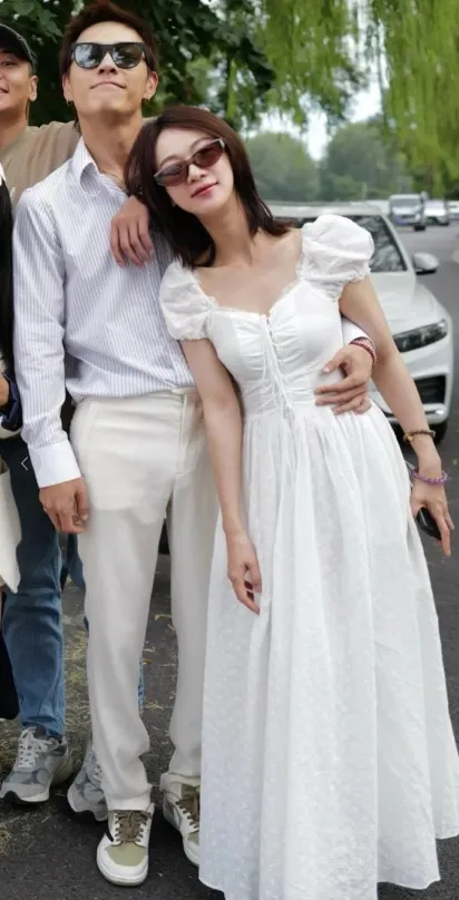 洪堯摟著吳謹言，嘴翹得老高。翻攝是小小黄吖小紅書