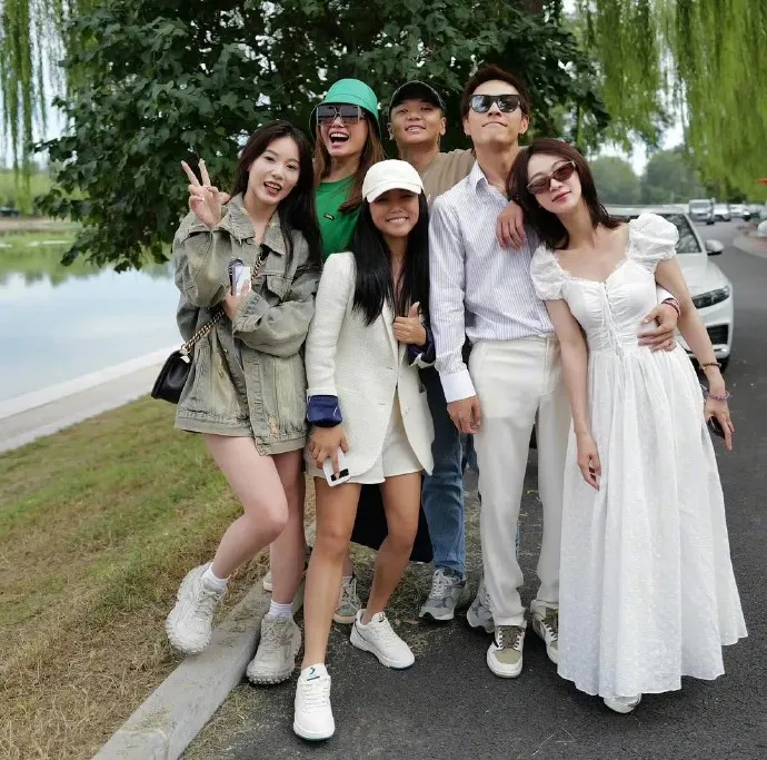 新人與見證親友合照。翻攝是小小黄吖小紅書