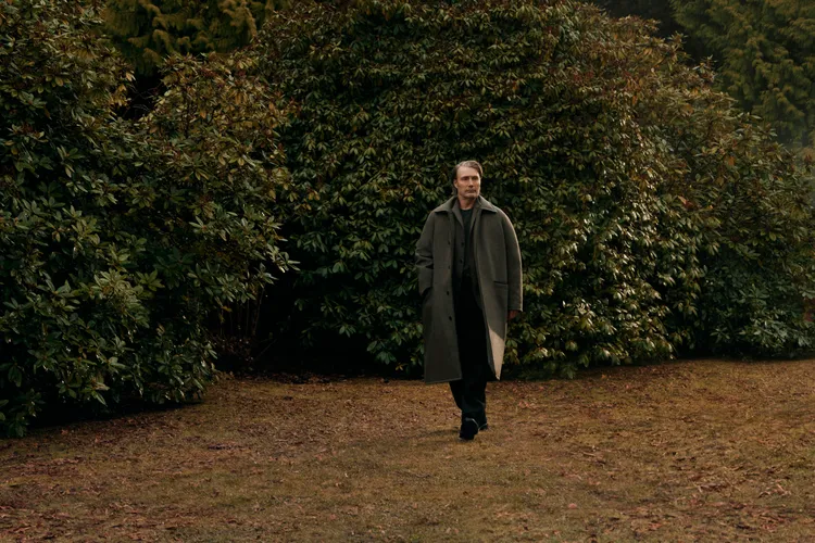 Mads Mikkelsen穿著長大衣演繹型男魅力。品牌提供