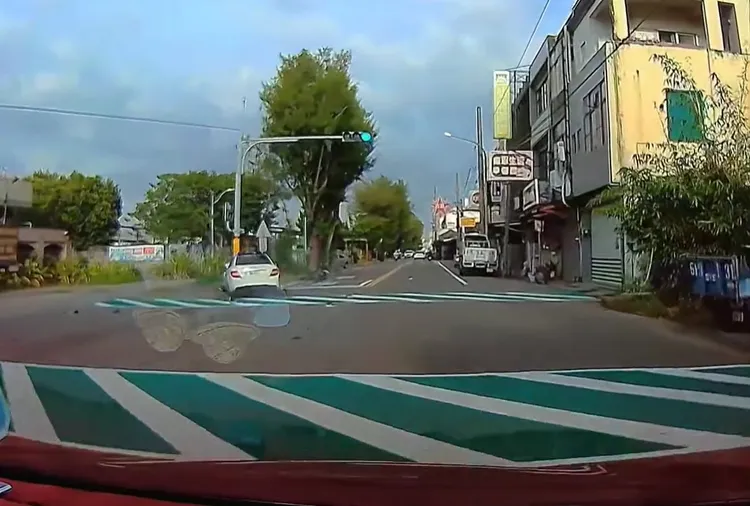 賓士車逆向衝對車道。翻攝自新竹爆料公社