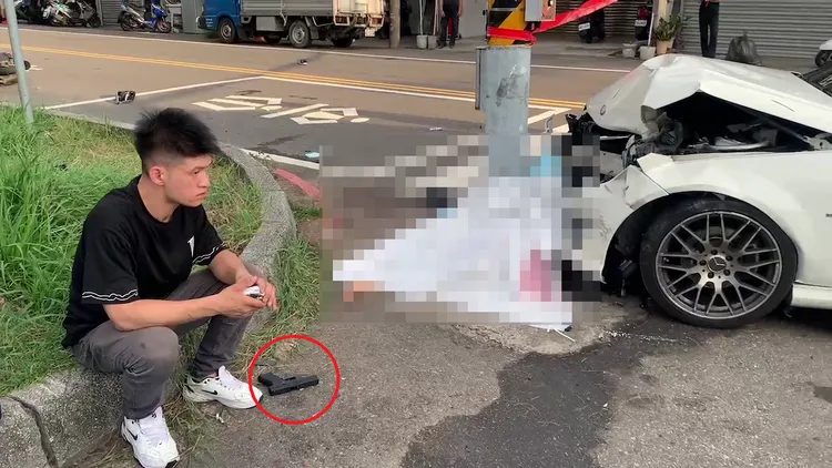 駕駛(左)呆坐路旁，腳邊還有從車上搜出的道具槍。翻攝畫面