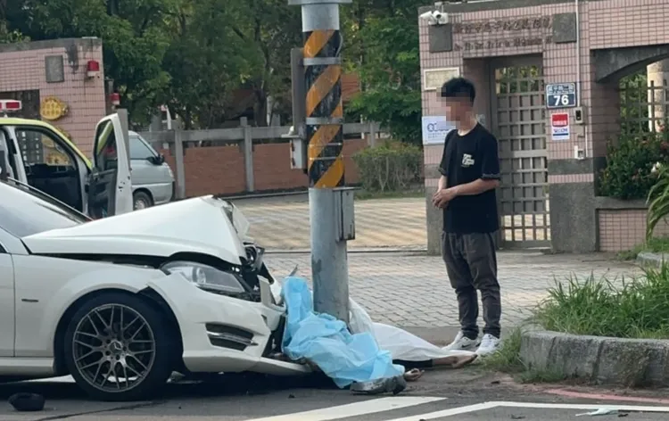 賓士車撞上電桿後停下。翻攝自網友小兵臉書