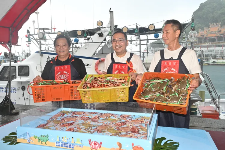 新北市長侯友宜今(14)日登上捕蟹漁船，和漁民一同帶回今年產季第一批萬里蟹。新聞局提供