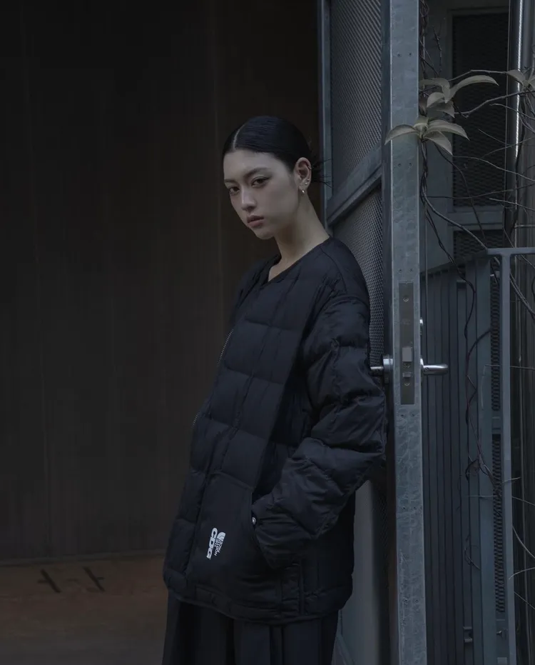 三吉彩花搭配黑色棉服。品牌提供