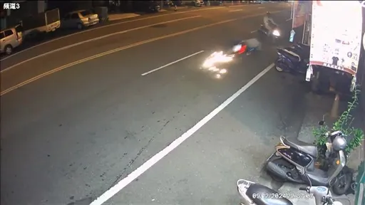 台中男「鬼切逆向」!害雙載母子人車倒地濺火花 3傷送醫