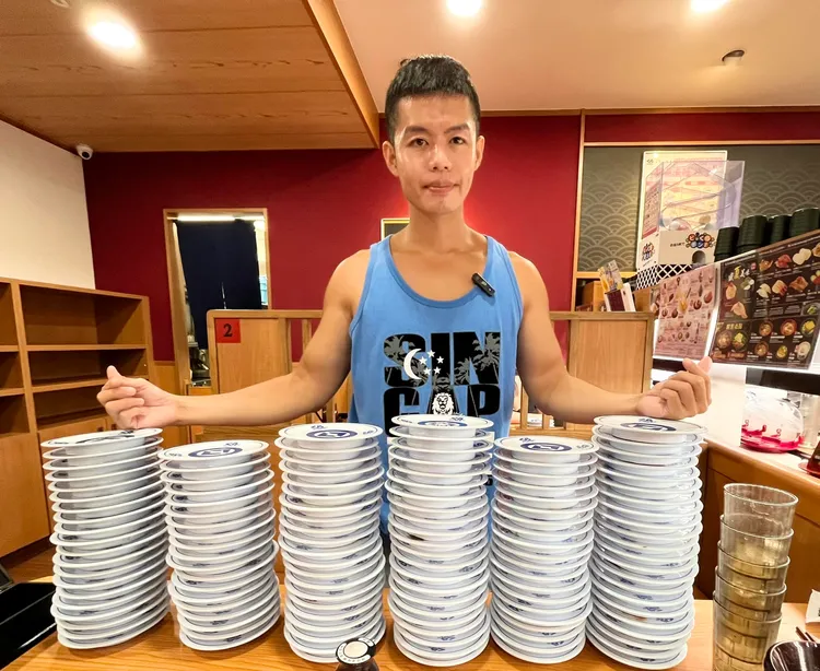 大胃王健身教練黑哲教練一次吃124盤。翻攝自黑哲教練臉書