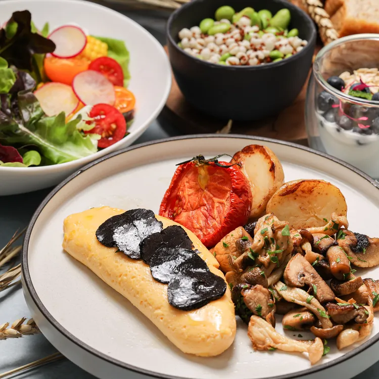 將鮮奶油混合蛋液、野菇及松露等食材入鍋香煎，口感鮮嫩且香氣撲鼻的「松露野菇歐姆蛋」。業者提供