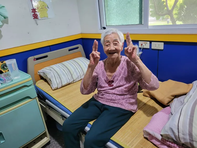 屏東縣老人公費安置養護費補助自113年8月起，每月增加補助2000元。縣府提供