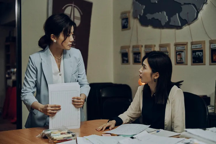 楊小黎（左）與蔡黃汝討論案情。公視台語台、華視提供