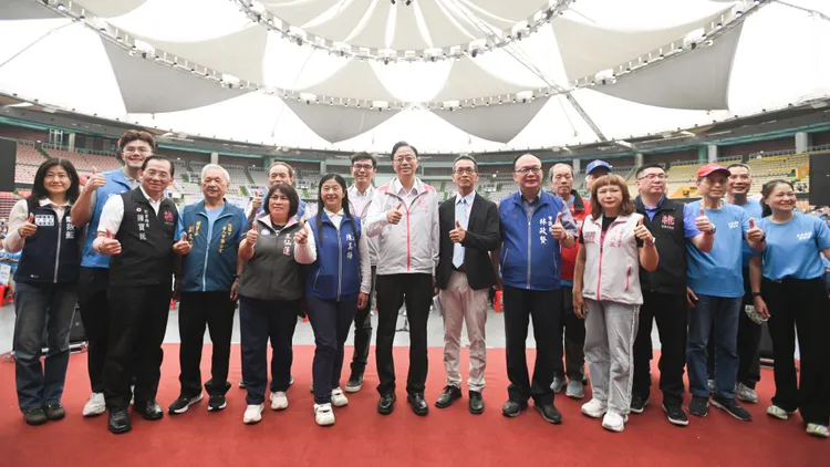 張善政到場，鼓勵長者規律運動維持好體能。桃園市府提供