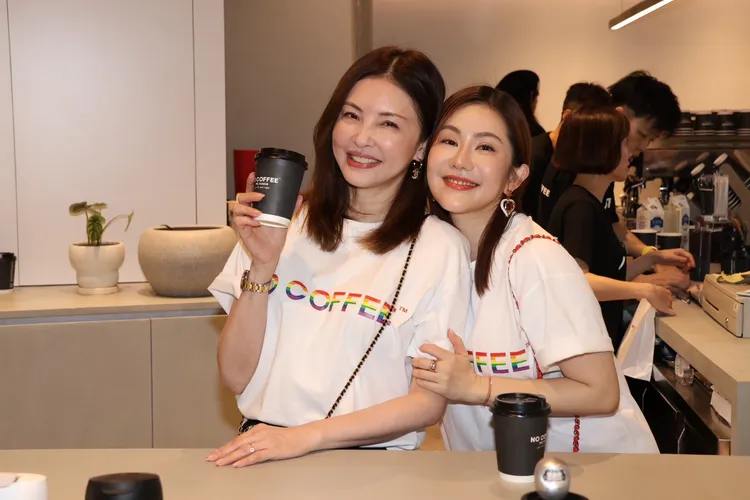 何如芸（左）和好友王宇婕一起出席活動。莊宗達攝影