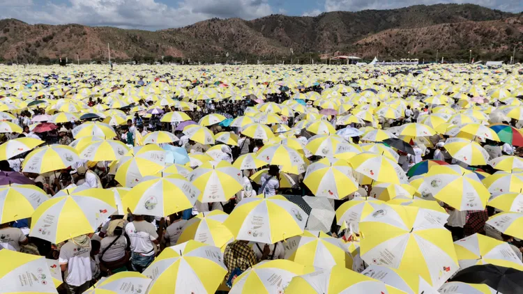 彌撒現場超過60萬人，撐起陽傘民眾宛若黃白色梵蒂岡國旗海浪。路透