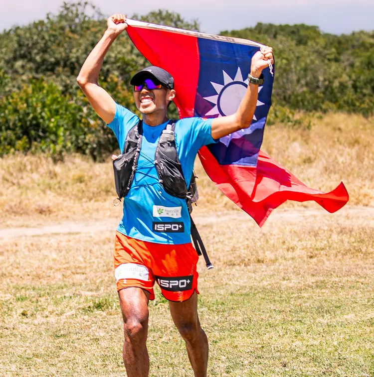 陳彥博高舉青天白日滿地紅國旗。翻攝自陳彥博臉書