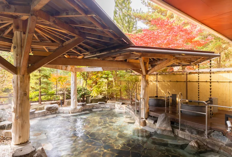 花卷溫泉中的紅葉館飯店、花卷溫泉飯店，皆可泡露天溫泉賞楓。業者提供