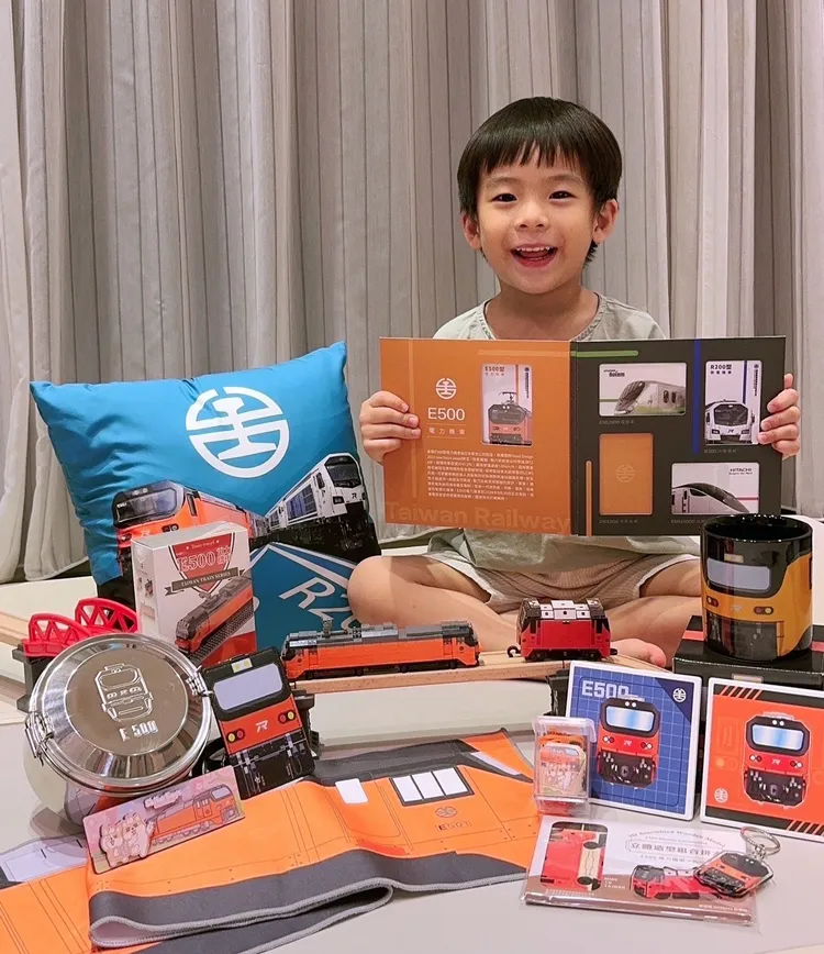 除「新世代列車盛典紀念套卡」外，另有多款E500電力機車系列周邊商品。台鐵提供
