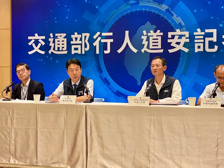 陳世凱（左起2）坦言「行人地獄」現狀確實有待改善，自己開車上路時就遇到車輛未禮讓行人、機車搶道等情形。莊偉祺攝