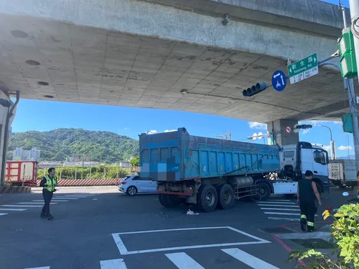 單車男遭右轉砂石車捲車底　「臟器外露」慘死輪下