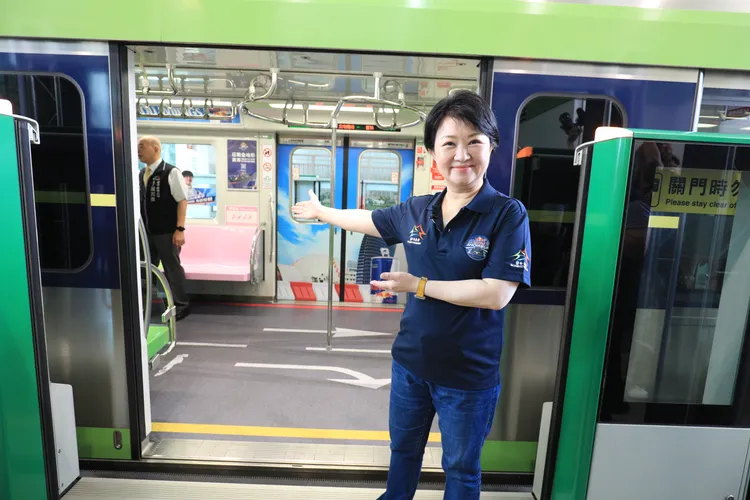 盧秀燕開箱紅牛賽車彩繪列車。市府提供