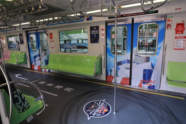 車廂地板有「燒胎」痕跡。市府提供