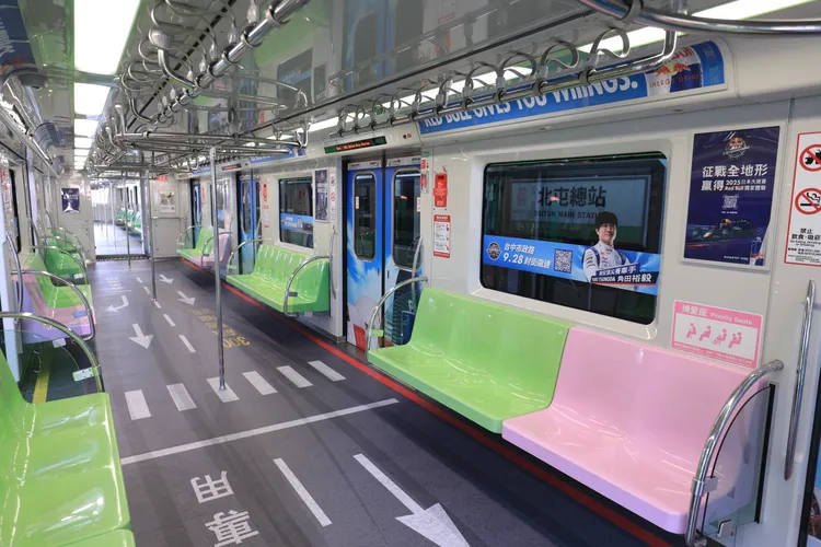 車廂中還有Oracle Red Bull Racing冠軍車隊賽車手照片。市府提供