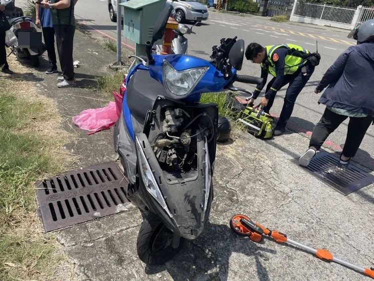 外送員機車受損嚴重。民眾提供