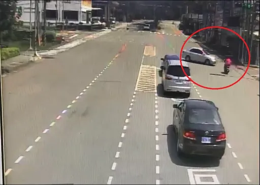 轎車違規跨越槽化線　害外送員煞不及撞斷腿