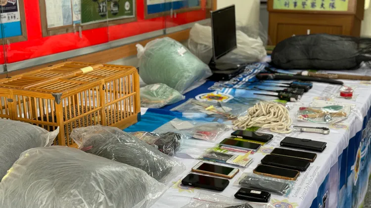 警方抓到正在捉鳥的詹男等5人，又兵分多路帶回10名團夥，起出作案工具等證物。民眾提供