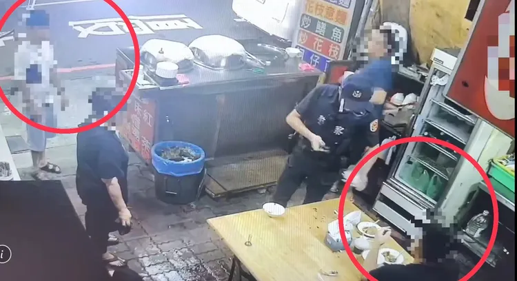 兩名被打男子沒有離開，而是等到警方前來，其中黑衣男孩繼續吃著肉粽。翻攝照片