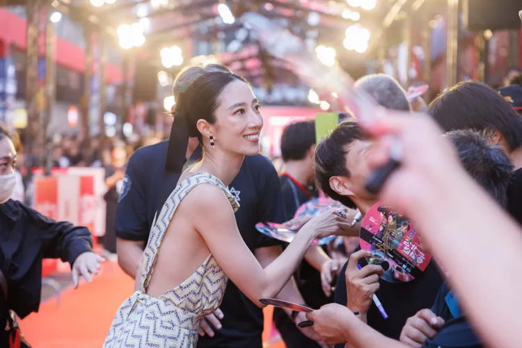 桂綸鎂和粉絲自拍。采昌提供