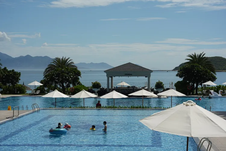芽莊珍珠島萬豪度假村戶外泳池景觀絕佳，很適合度假放空。S.H.攝