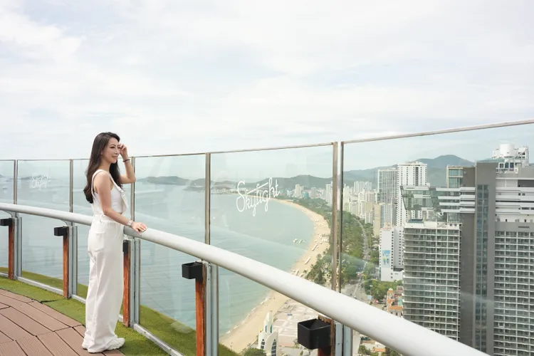 位於越南東部海岸的「芽莊」，以全越南最美麗的月牙型海岸線著稱。S.H.攝