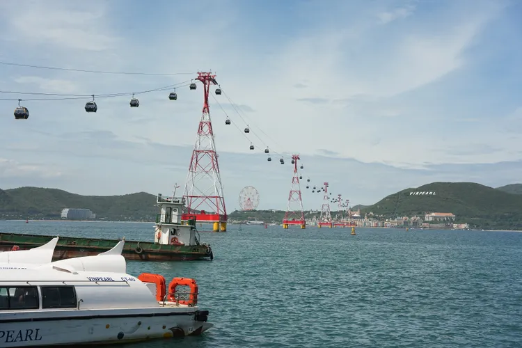 珍珠島隸屬於珍珠集團，是芽莊相當知名的渡假勝地，旅客可搭乘纜車或飯店快艇前往。S.H.攝