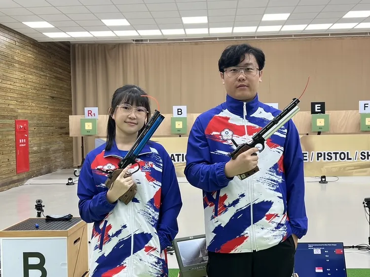 17歲射擊小將鄭晏晴（左）與張潞（右）攜手射下台北國際射擊大獎賽10公尺空氣手槍混合團體金牌。中央社
